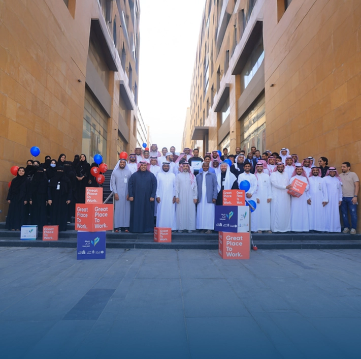 فريق العمل في آثار القابضة - بيئة عمل محفزة ومبدعة